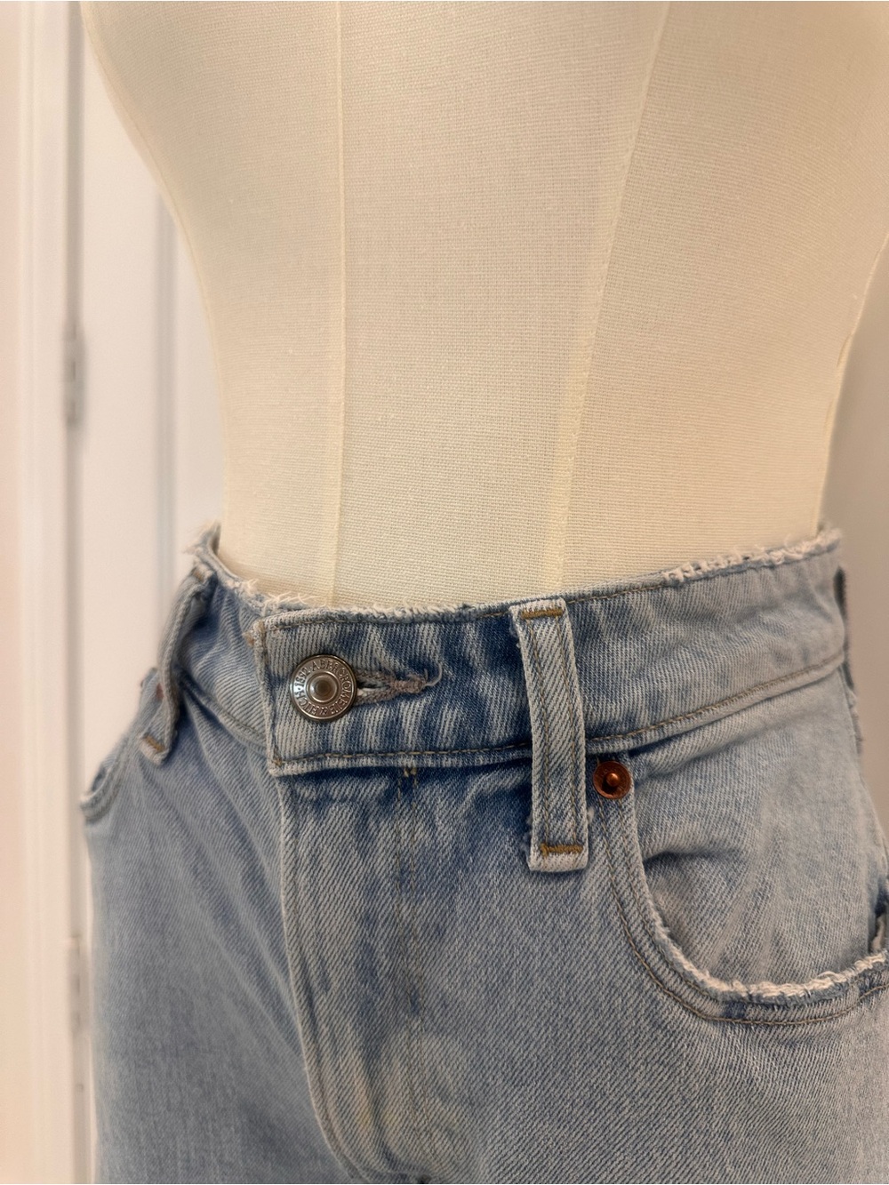 Abercrombie & Fitch Light Blue ‘The 90s Relaxed Jean, High-Rise, Curvy Love’ - Picture 5 of 9